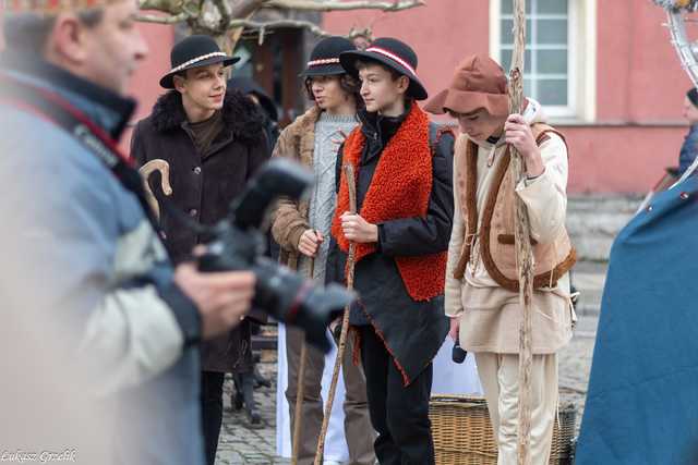 [WIDEO/FOTO] Trzej Królowie przybyli do Strzegomia. Przez miasto przeszedł uroczysty orszak