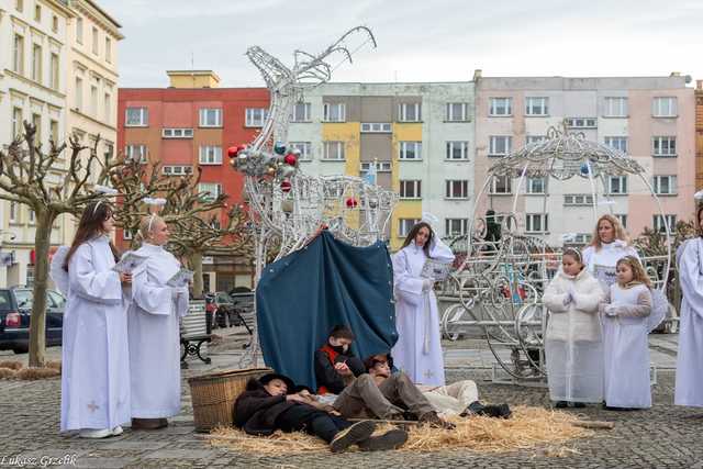 [WIDEO/FOTO] Trzej Królowie przybyli do Strzegomia. Przez miasto przeszedł uroczysty orszak