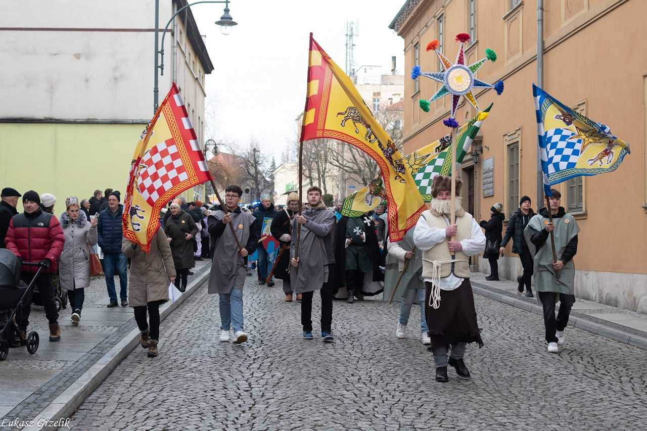 [WIDEO/FOTO] Trzej Królowie przybyli do Strzegomia. Przez miasto przeszedł uroczysty orszak