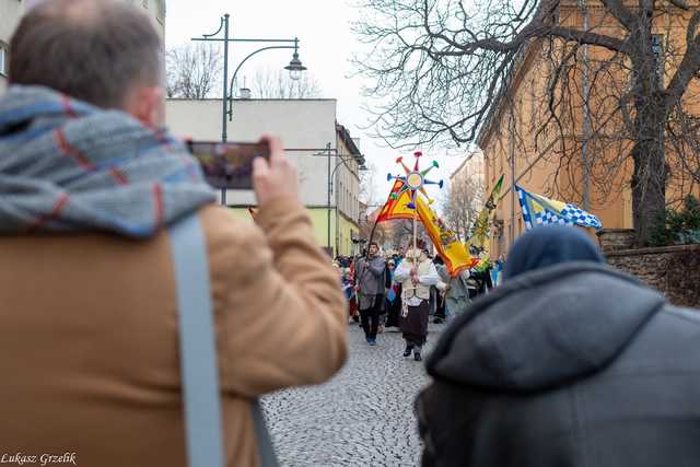 [WIDEO/FOTO] Trzej Królowie przybyli do Strzegomia. Przez miasto przeszedł uroczysty orszak