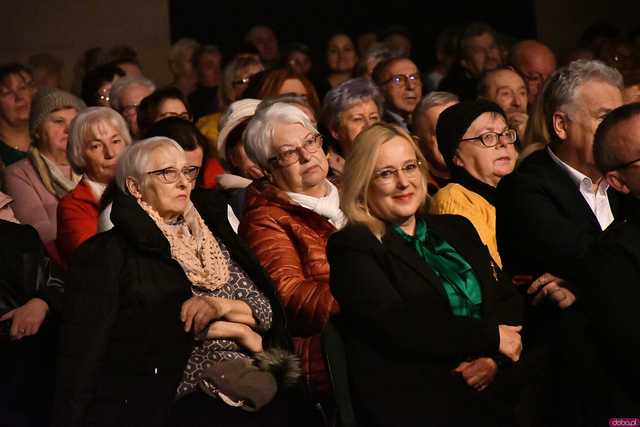 [WIDEO/FOTO] Pełna sala, podniosła atmosfera i występ gwiazdy podczas Spotkania Noworocznego w Żarowie