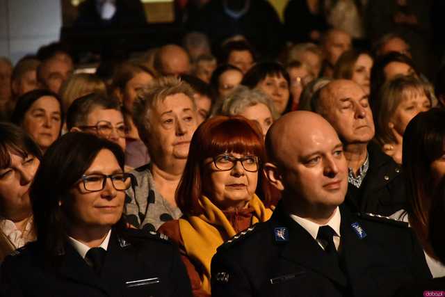 [WIDEO/FOTO] Pełna sala, podniosła atmosfera i występ gwiazdy podczas Spotkania Noworocznego w Żarowie