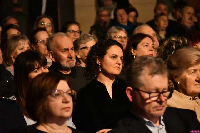 [WIDEO/FOTO] Pełna sala, podniosła atmosfera i występ gwiazdy podczas Spotkania Noworocznego w Żarowie
