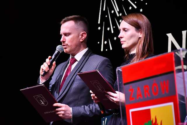 [WIDEO/FOTO] Pełna sala, podniosła atmosfera i występ gwiazdy podczas Spotkania Noworocznego w Żarowie
