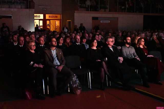 [WIDEO/FOTO] Pełna sala, podniosła atmosfera i występ gwiazdy podczas Spotkania Noworocznego w Żarowie