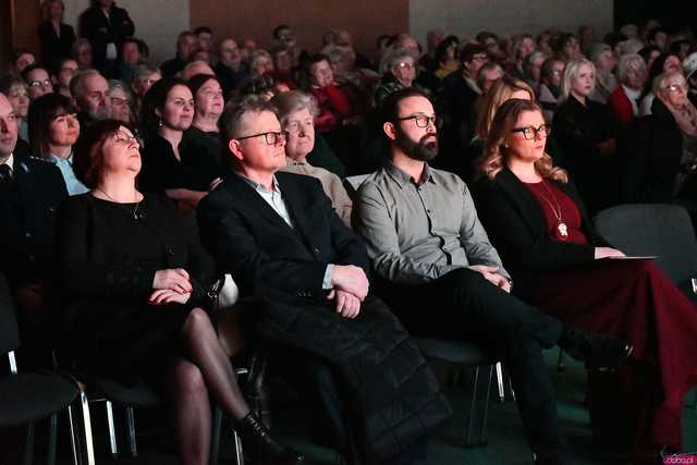 [WIDEO/FOTO] Pełna sala, podniosła atmosfera i występ gwiazdy podczas Spotkania Noworocznego w Żarowie