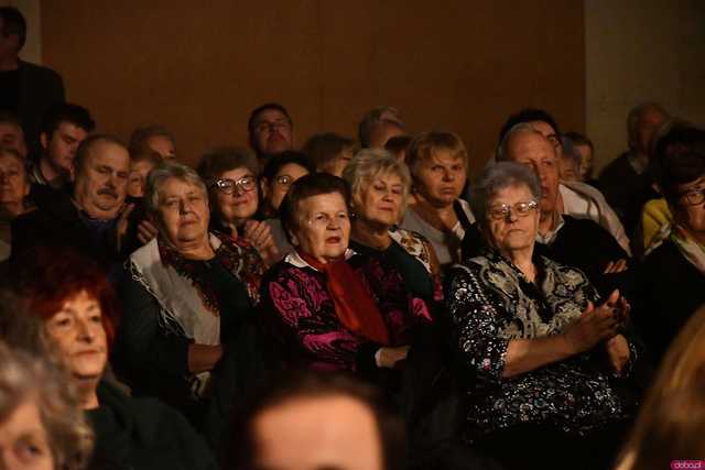 [WIDEO/FOTO] Pełna sala, podniosła atmosfera i występ gwiazdy podczas Spotkania Noworocznego w Żarowie