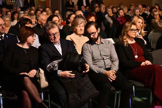 [WIDEO/FOTO] Pełna sala, podniosła atmosfera i występ gwiazdy podczas Spotkania Noworocznego w Żarowie