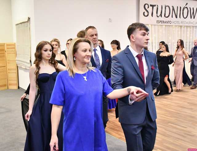 [FOTO] Ten wieczór zapamiętają na zawsze! Maturzyści z Hotelarki bawili się na balu studniówkowym