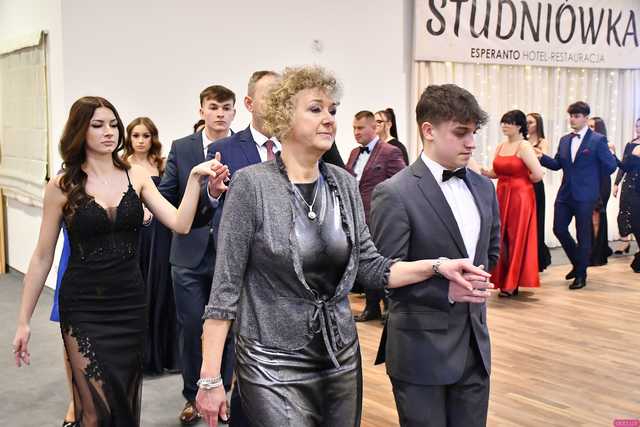 [FOTO] Ten wieczór zapamiętają na zawsze! Maturzyści z Hotelarki bawili się na balu studniówkowym