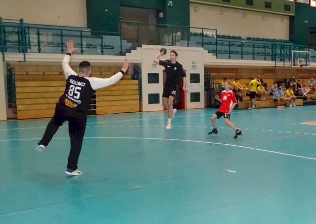 [FOTO] Szczypiorniści z klas 7-8 rywalizowali w turnieju międzyszkolnym