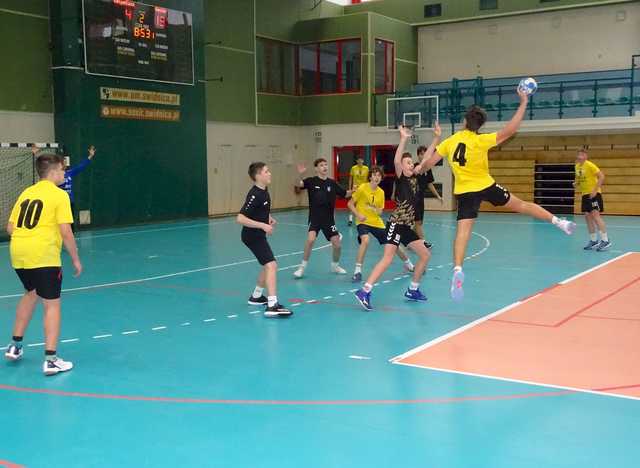 [FOTO] Szczypiorniści z klas 7-8 rywalizowali w turnieju międzyszkolnym