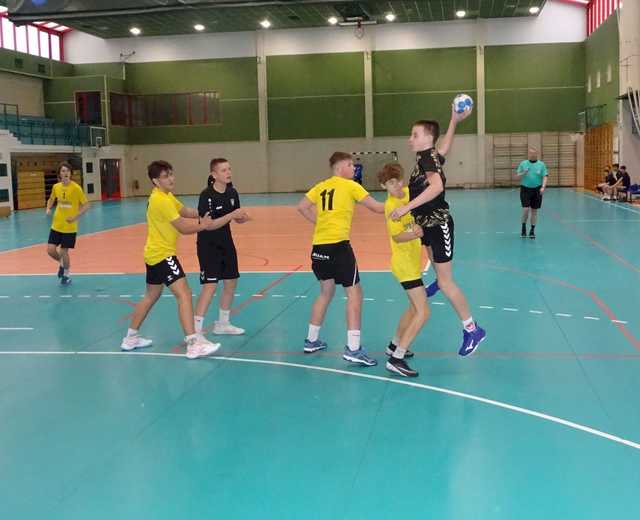 [FOTO] Szczypiorniści z klas 7-8 rywalizowali w turnieju międzyszkolnym