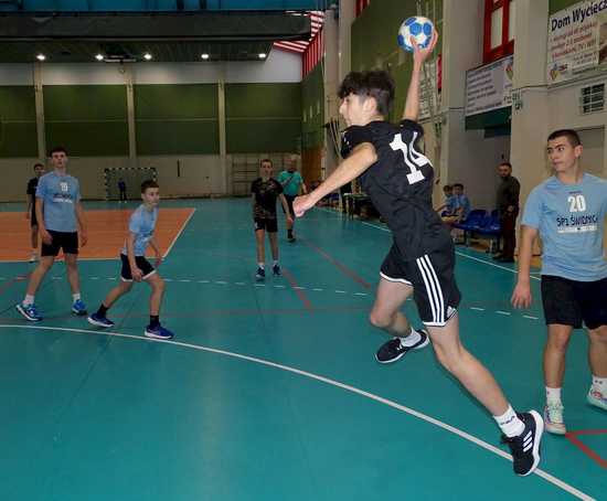 [FOTO] Szczypiorniści z klas 7-8 rywalizowali w turnieju międzyszkolnym