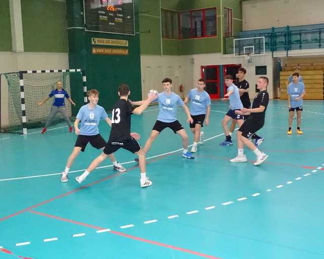 [FOTO] Szczypiorniści z klas 7-8 rywalizowali w turnieju międzyszkolnym