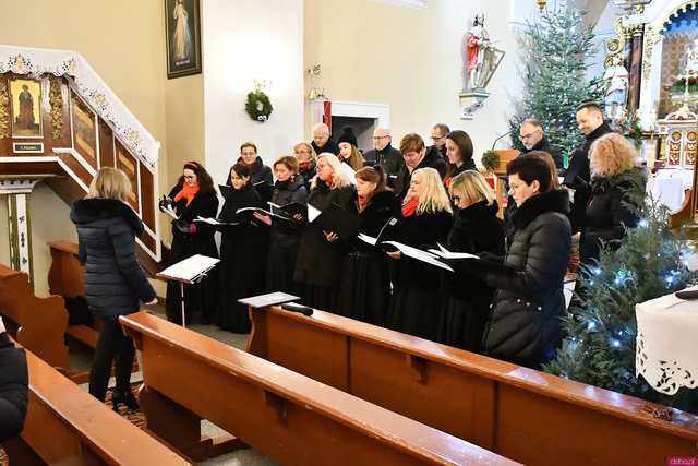 [WIDEO/FOTO] W murach kościoła św. Wacława zagrano Koncert Świąteczny. Wystąpił chór Tactus Sonus