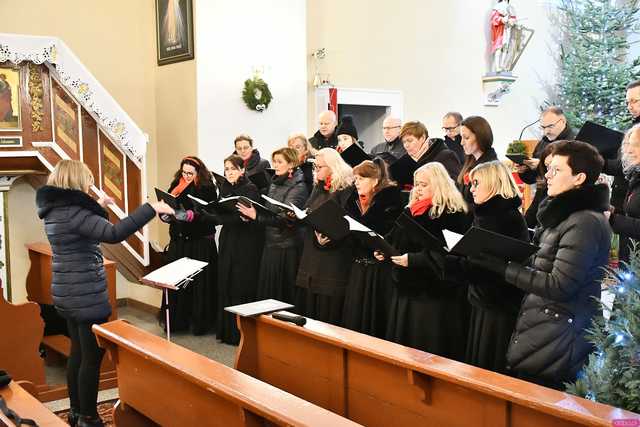 [WIDEO/FOTO] W murach kościoła św. Wacława zagrano Koncert Świąteczny. Wystąpił chór Tactus Sonus