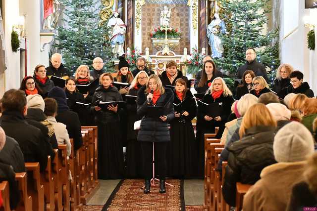 [WIDEO/FOTO] W murach kościoła św. Wacława zagrano Koncert Świąteczny. Wystąpił chór Tactus Sonus