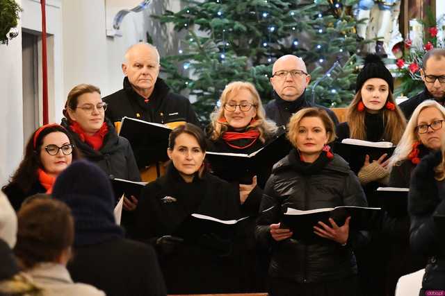[WIDEO/FOTO] W murach kościoła św. Wacława zagrano Koncert Świąteczny. Wystąpił chór Tactus Sonus