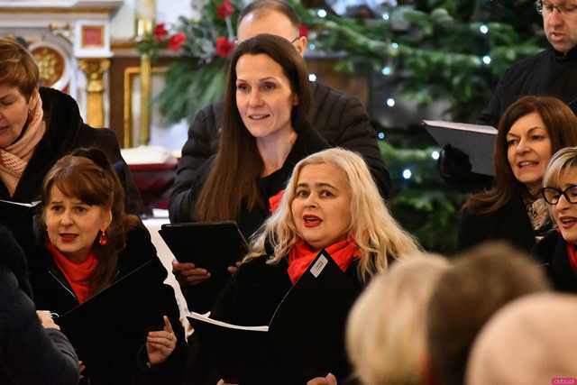 [WIDEO/FOTO] W murach kościoła św. Wacława zagrano Koncert Świąteczny. Wystąpił chór Tactus Sonus