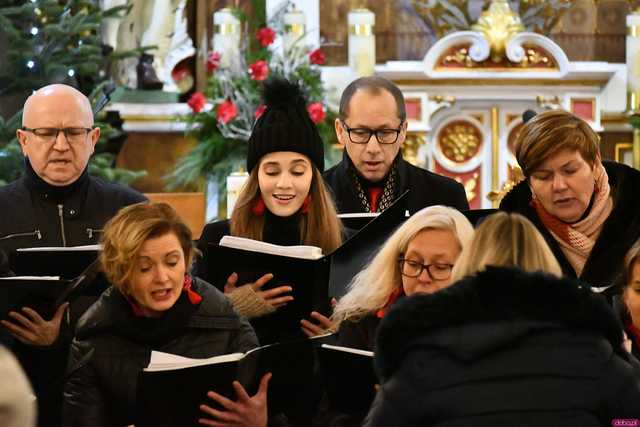 [WIDEO/FOTO] W murach kościoła św. Wacława zagrano Koncert Świąteczny. Wystąpił chór Tactus Sonus