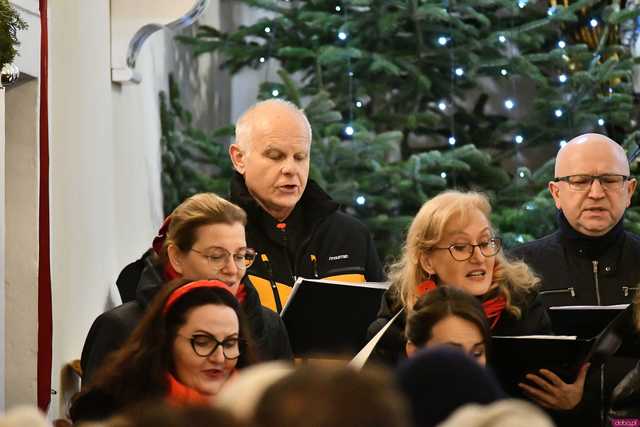 [WIDEO/FOTO] W murach kościoła św. Wacława zagrano Koncert Świąteczny. Wystąpił chór Tactus Sonus