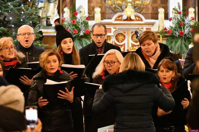 [WIDEO/FOTO] W murach kościoła św. Wacława zagrano Koncert Świąteczny. Wystąpił chór Tactus Sonus