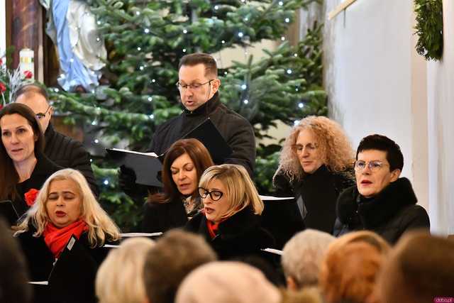 [WIDEO/FOTO] W murach kościoła św. Wacława zagrano Koncert Świąteczny. Wystąpił chór Tactus Sonus