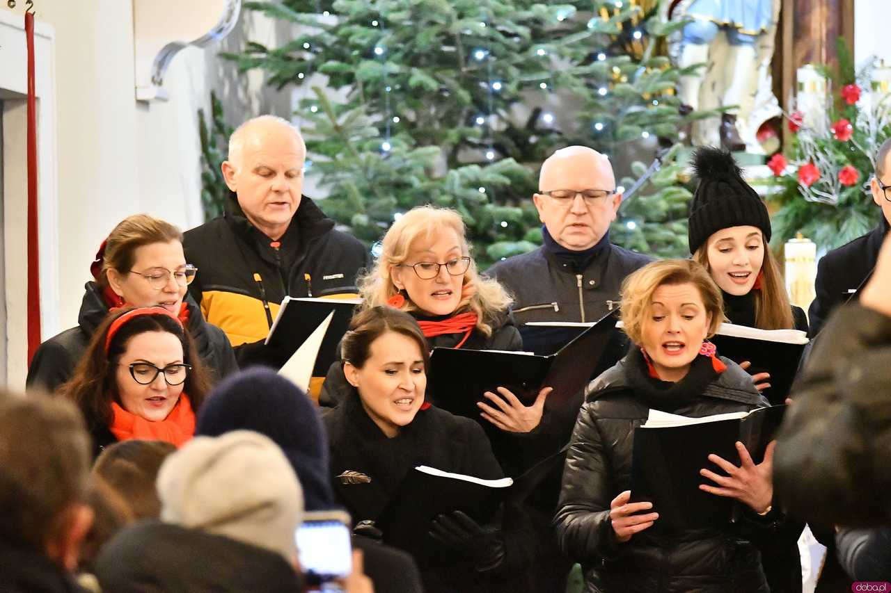 [WIDEO/FOTO] W murach kościoła św. Wacława zagrano Koncert Świąteczny. Wystąpił chór Tactus Sonus