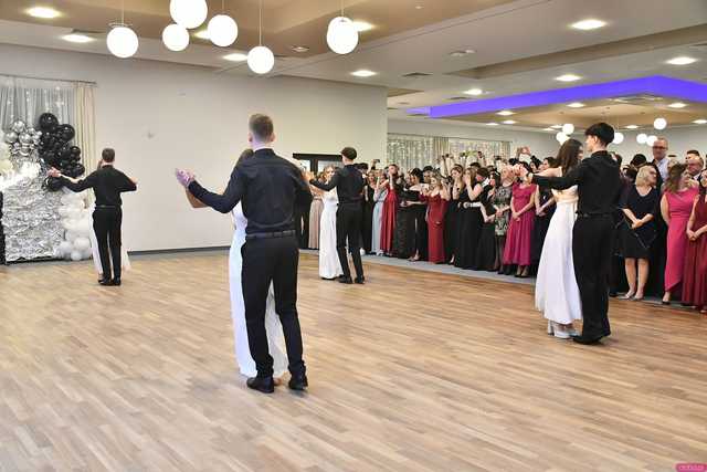 [WIDEO/FOTO] Ten wieczór zapamiętają do końca życia! Studniówka Zespołu Szkół Ekonomicznych w Świdnicy