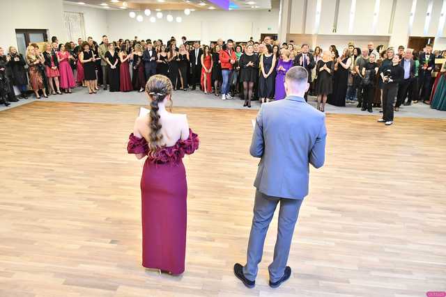 [WIDEO/FOTO] Ten wieczór zapamiętają do końca życia! Studniówka Zespołu Szkół Ekonomicznych w Świdnicy
