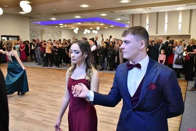 [WIDEO/FOTO] Ten wieczór zapamiętają do końca życia! Studniówka Zespołu Szkół Ekonomicznych w Świdnicy