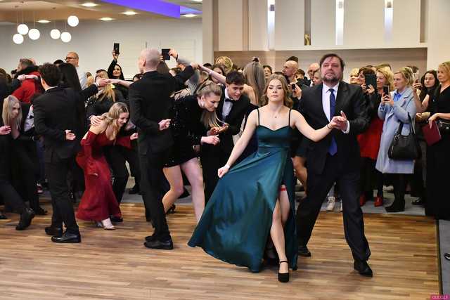 [WIDEO/FOTO] Ten wieczór zapamiętają do końca życia! Studniówka Zespołu Szkół Ekonomicznych w Świdnicy