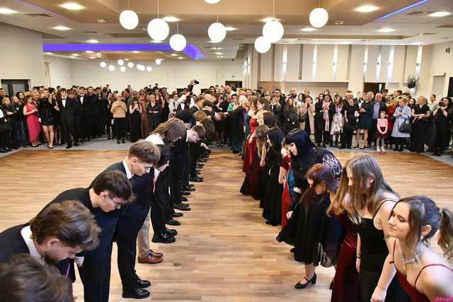 [WIDEO/FOTO] Ten wieczór zapamiętają do końca życia! Studniówka Zespołu Szkół Ekonomicznych w Świdnicy