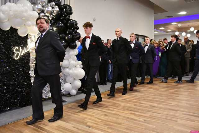 [WIDEO/FOTO] Ten wieczór zapamiętają do końca życia! Studniówka Zespołu Szkół Ekonomicznych w Świdnicy