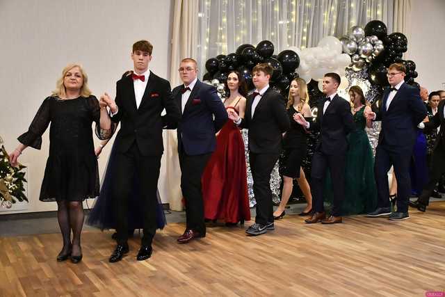 [WIDEO/FOTO] Ten wieczór zapamiętają do końca życia! Studniówka Zespołu Szkół Ekonomicznych w Świdnicy