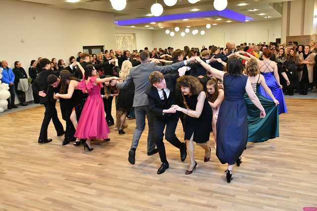 [WIDEO/FOTO] Ten wieczór zapamiętają do końca życia! Studniówka Zespołu Szkół Ekonomicznych w Świdnicy