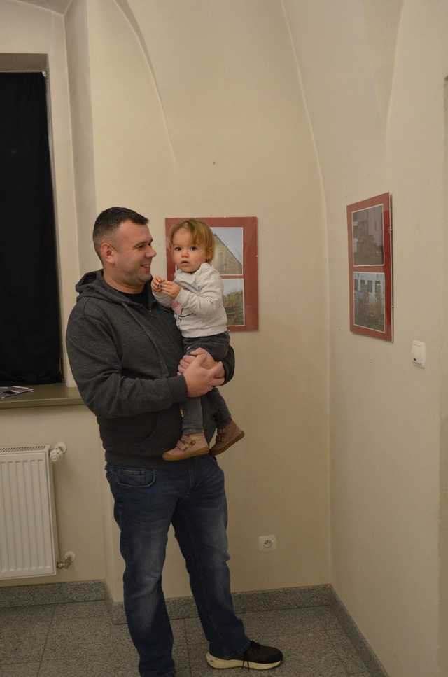 [FOTO] Filip Pawlus zaprezentował swoje fotografie w Strzegomiu podczas wernisażu wystawy Kiedyś.Dziś