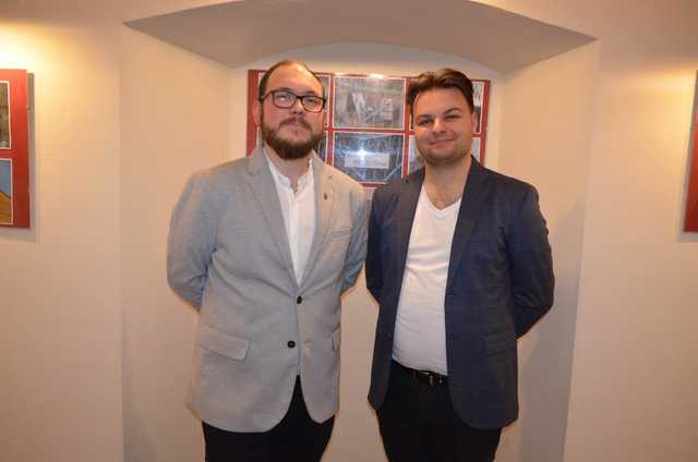 [FOTO] Filip Pawlus zaprezentował swoje fotografie w Strzegomiu podczas wernisażu wystawy Kiedyś.Dziś