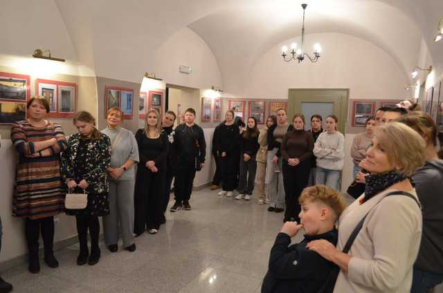 [FOTO] Filip Pawlus zaprezentował swoje fotografie w Strzegomiu podczas wernisażu wystawy Kiedyś.Dziś