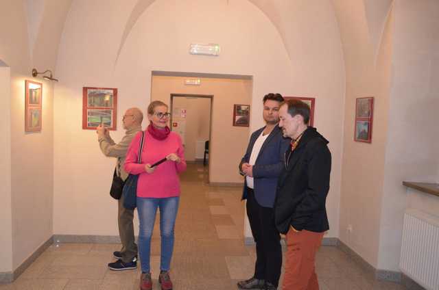 [FOTO] Filip Pawlus zaprezentował swoje fotografie w Strzegomiu podczas wernisażu wystawy Kiedyś.Dziś