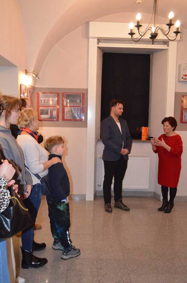[FOTO] Filip Pawlus zaprezentował swoje fotografie w Strzegomiu podczas wernisażu wystawy Kiedyś.Dziś