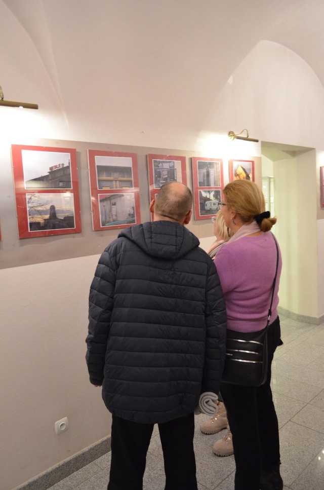 [FOTO] Filip Pawlus zaprezentował swoje fotografie w Strzegomiu podczas wernisażu wystawy Kiedyś.Dziś