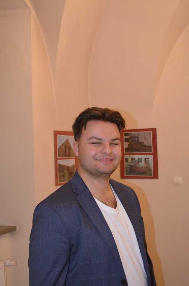 [FOTO] Filip Pawlus zaprezentował swoje fotografie w Strzegomiu podczas wernisażu wystawy Kiedyś.Dziś
