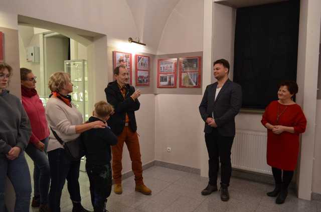 [FOTO] Filip Pawlus zaprezentował swoje fotografie w Strzegomiu podczas wernisażu wystawy Kiedyś.Dziś