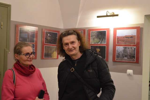 [FOTO] Filip Pawlus zaprezentował swoje fotografie w Strzegomiu podczas wernisażu wystawy Kiedyś.Dziś