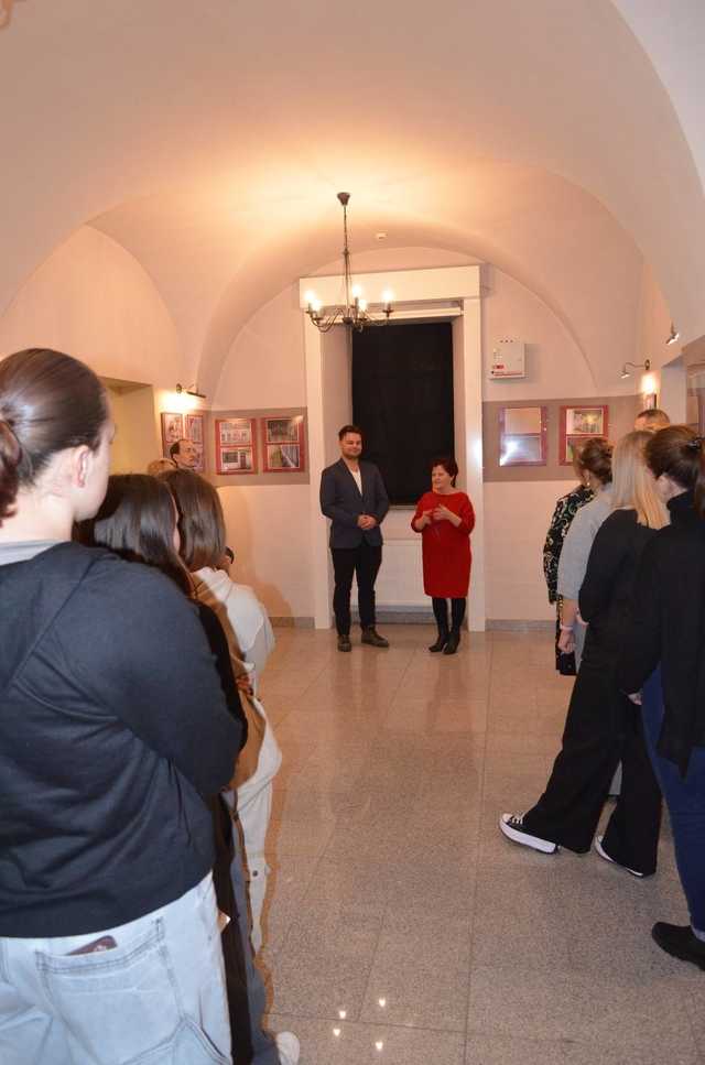 [FOTO] Filip Pawlus zaprezentował swoje fotografie w Strzegomiu podczas wernisażu wystawy Kiedyś.Dziś