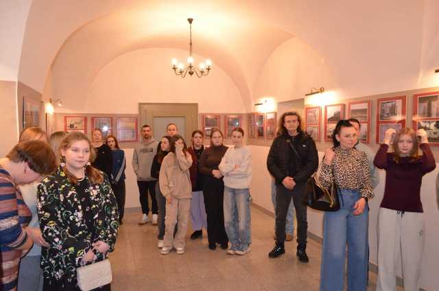 [FOTO] Filip Pawlus zaprezentował swoje fotografie w Strzegomiu podczas wernisażu wystawy Kiedyś.Dziś