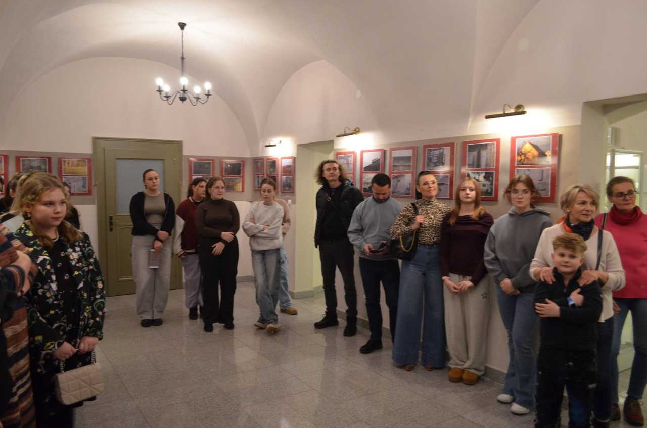 [FOTO] Filip Pawlus zaprezentował swoje fotografie w Strzegomiu podczas wernisażu wystawy Kiedyś.Dziś
