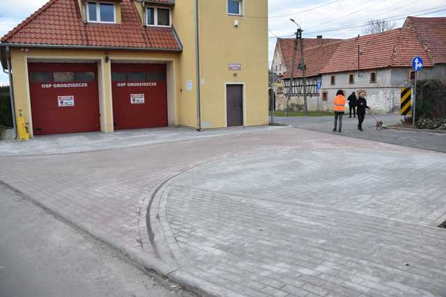 [FOTO] Nowa nawierzchnia przy remizie strażackiej w Grodziszczu